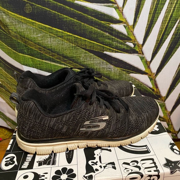 Sketchers Running Shoes - Picture 4 of 9